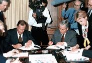 signing the contact.jpg (24468 Byte)
